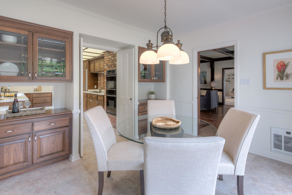 Immagine di una grande sala da pranzo aperta verso la cucina classica con pareti bianche, pavimento in vinile e pavimento beige