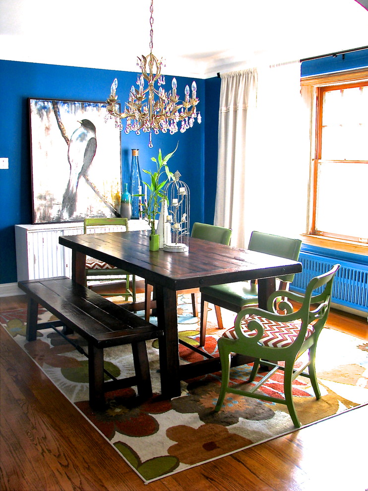 Ispirazione per una sala da pranzo bohémian con pareti blu