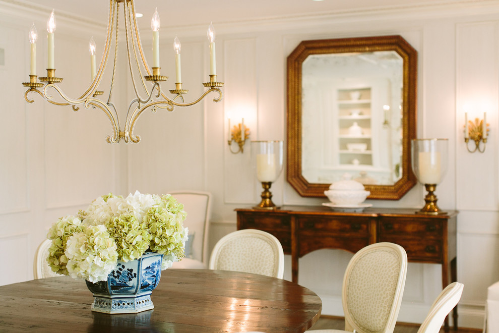 Источник вдохновения для домашнего уюта: большая гостиная-столовая в классическом стиле с белыми стенами и светлым паркетным полом без камина
