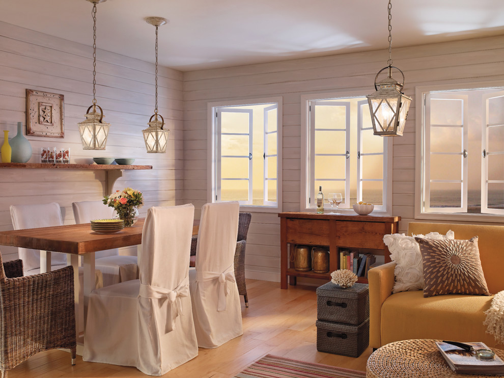 Immagine di una piccola sala da pranzo aperta verso la cucina rustica con pareti bianche, parquet chiaro, nessun camino e pavimento beige