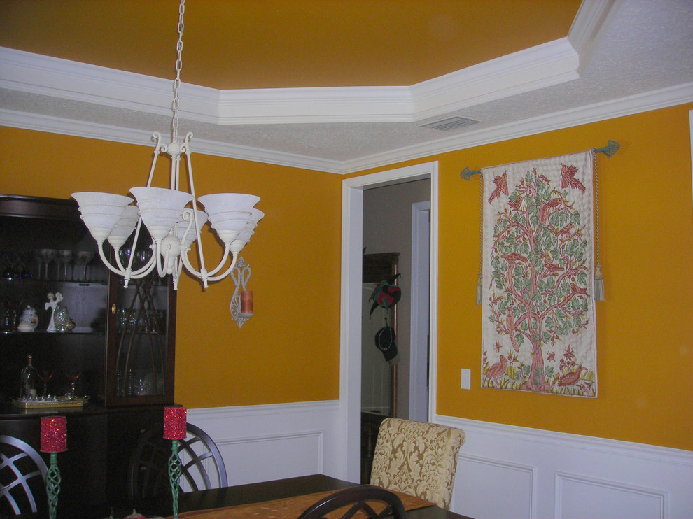 Свежая идея для дизайна: отдельная столовая среднего размера в классическом стиле с желтыми стенами без камина - отличное фото интерьера