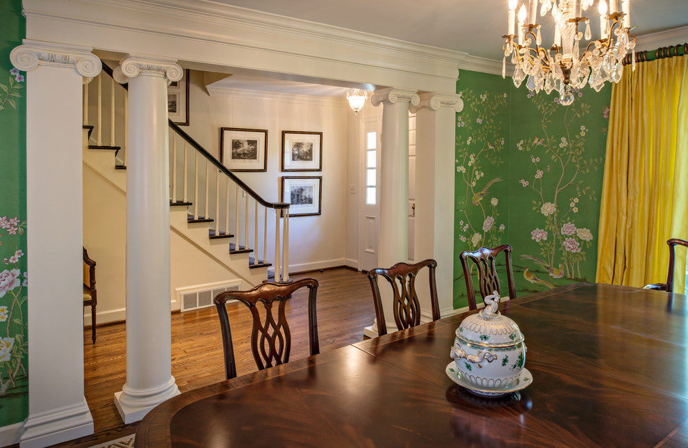 Inspiration pour une grande salle à manger traditionnelle fermée avec un mur vert et un sol en bois brun.