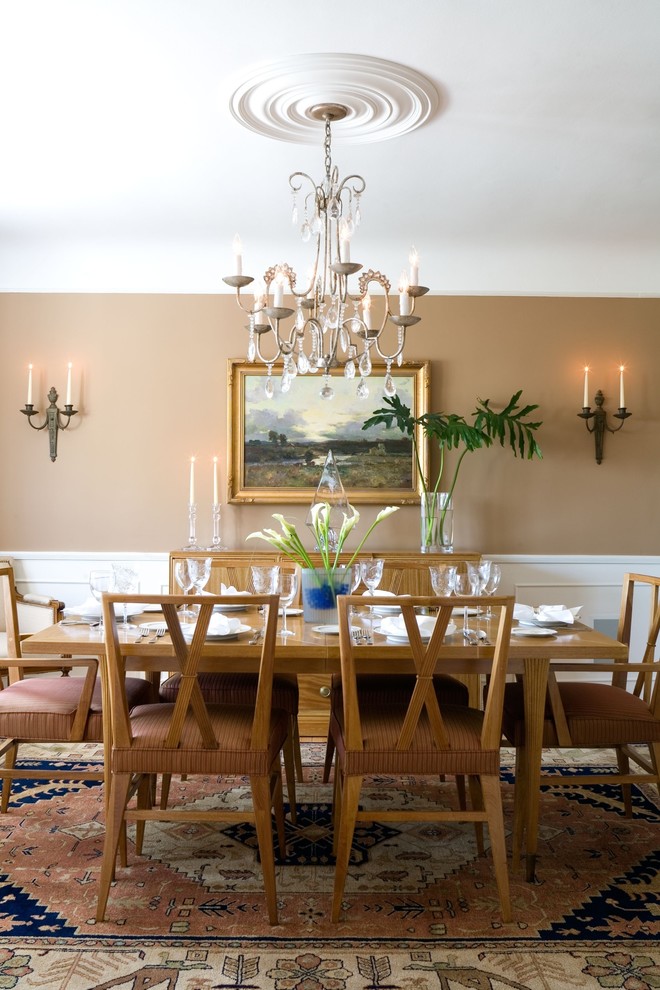 Immagine di una sala da pranzo classica con pareti beige