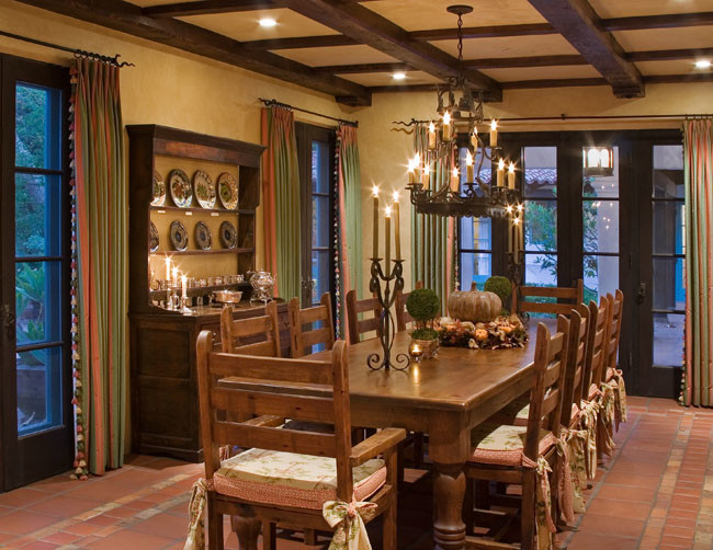 Idée de décoration pour une grande salle à manger tradition fermée avec un mur beige, tomettes au sol, aucune cheminée et un sol rouge.
