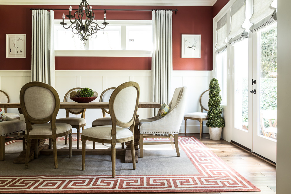 Стильный дизайн: большая отдельная столовая в стиле ретро с красными стенами, темным паркетным полом и коричневым полом без камина - последний тренд
