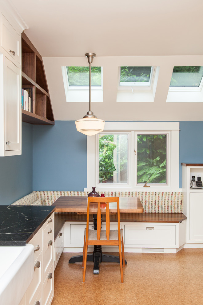 Пример оригинального дизайна: кухня-столовая в стиле неоклассика (современная классика) с пробковым полом и синими стенами