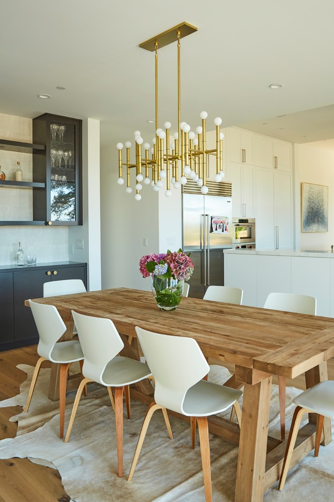 Idées déco pour une salle à manger contemporaine avec un mur blanc, un sol en bois brun et un sol marron.