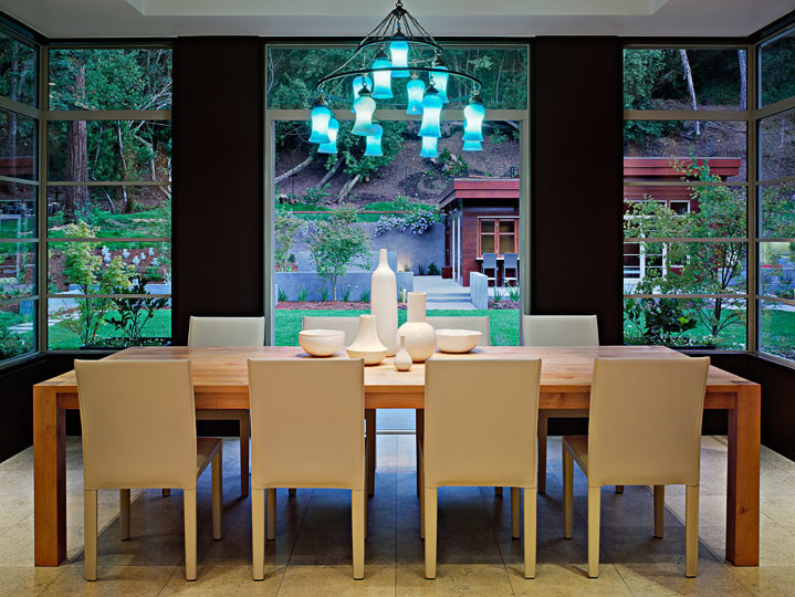 Esempio di una sala da pranzo aperta verso la cucina design con pareti marroni e pavimento in terracotta
