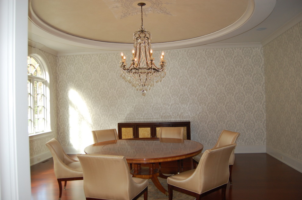Idée de décoration pour une grande salle à manger ouverte sur le salon tradition avec un mur beige, parquet foncé et aucune cheminée.