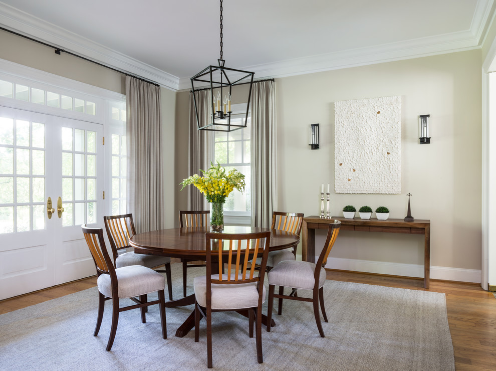 Aménagement d'une salle à manger ouverte sur la cuisine classique avec un mur gris, un sol en bois brun et un sol marron.