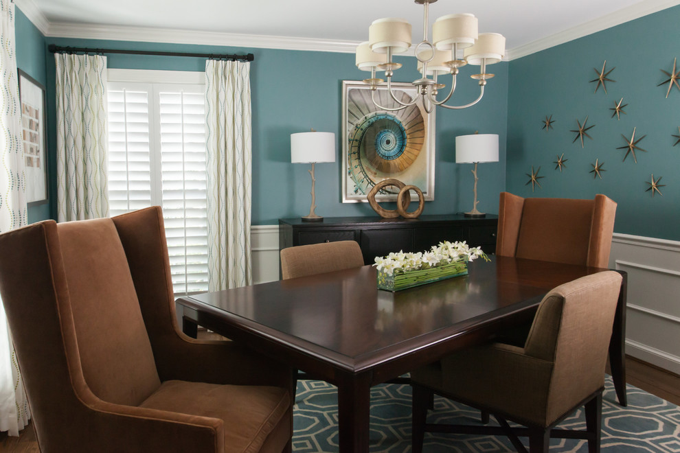 Aménagement d'une salle à manger classique de taille moyenne avec un mur bleu, un sol en bois brun et un sol marron.