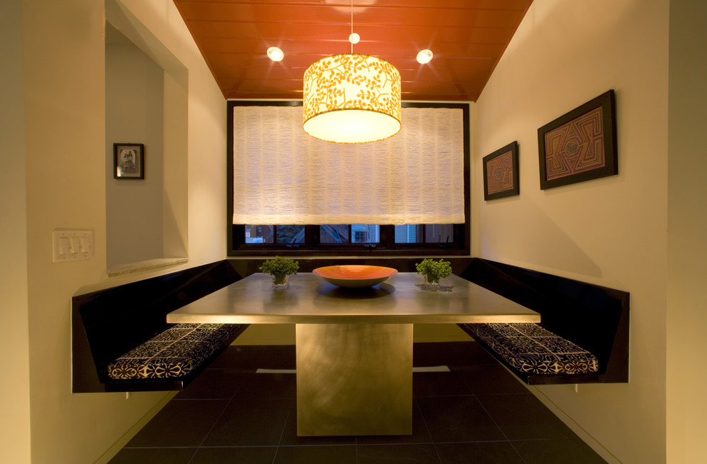 Ispirazione per una sala da pranzo design con pareti beige e parquet scuro