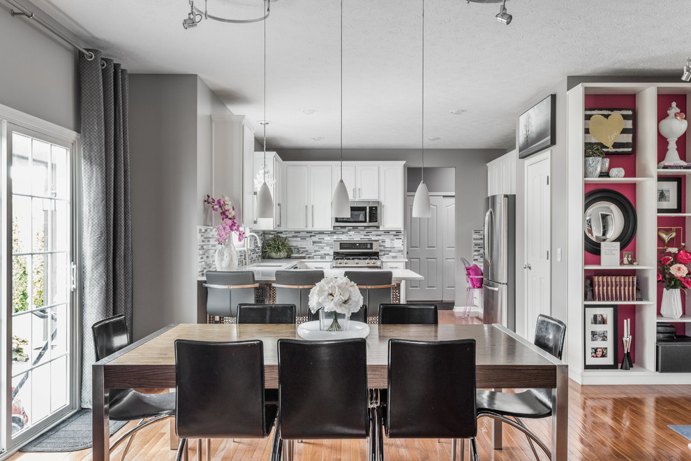 Moderne Wohnküche mit grauer Wandfarbe und braunem Holzboden in Indianapolis