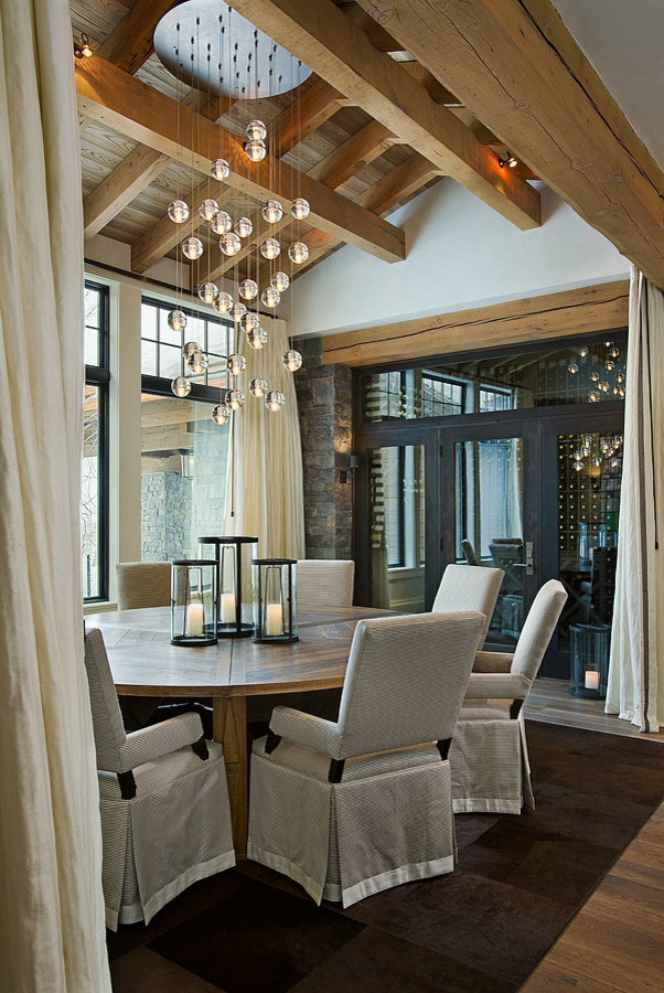 Exemple d'une grande salle à manger tendance avec un mur blanc, parquet foncé et un sol marron.