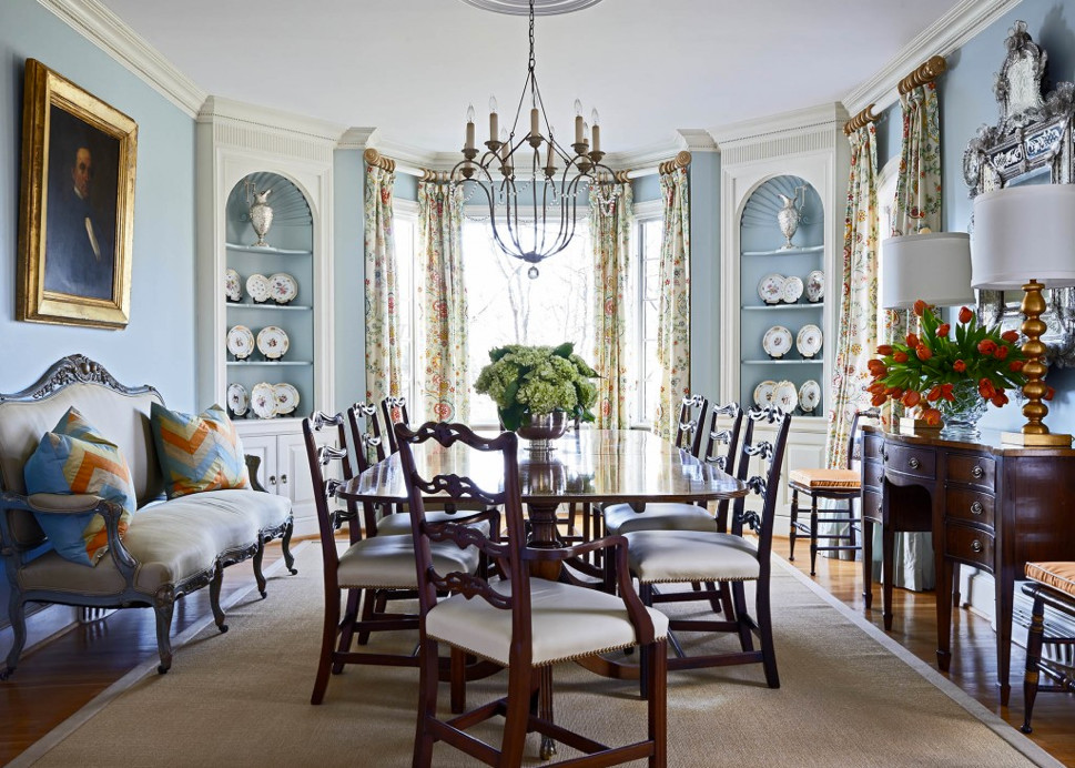 Esempio di una grande sala da pranzo classica chiusa con pareti blu e parquet chiaro