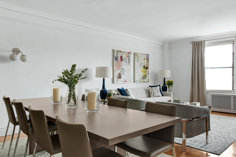 Идея дизайна: гостиная-столовая в современном стиле с белыми стенами, паркетным полом среднего тона и коричневым полом