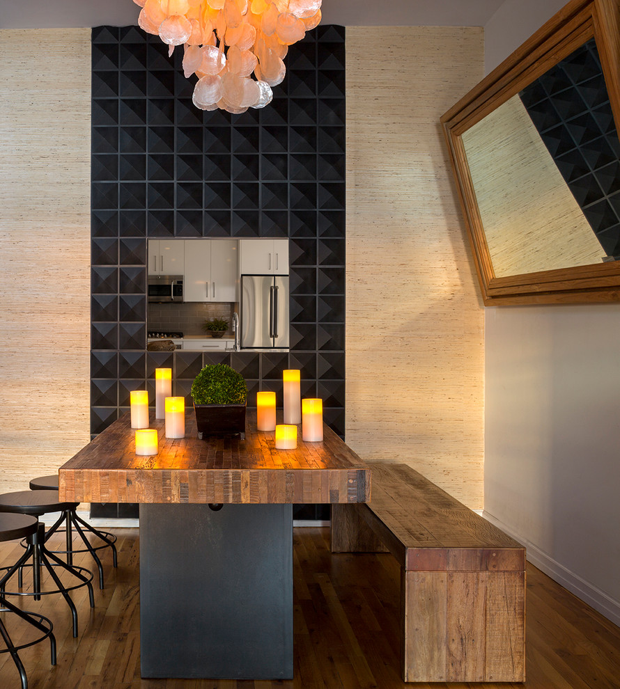 Foto di una sala da pranzo minimal con pareti beige e pavimento in legno massello medio