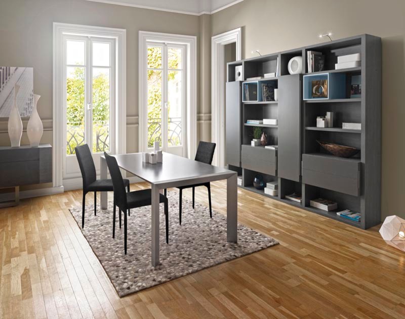 Esempio di una sala da pranzo aperta verso il soggiorno design con pareti beige e pavimento in legno massello medio