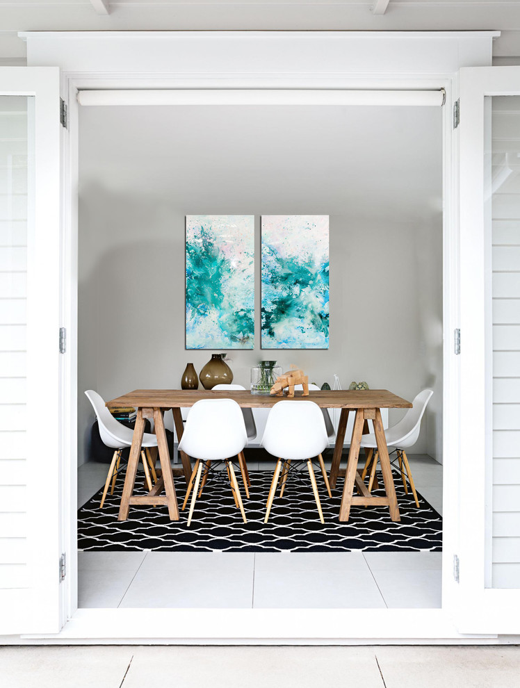 Cette image montre une petite salle à manger ouverte sur la cuisine minimaliste avec un mur gris, un sol en carrelage de céramique et aucune cheminée.