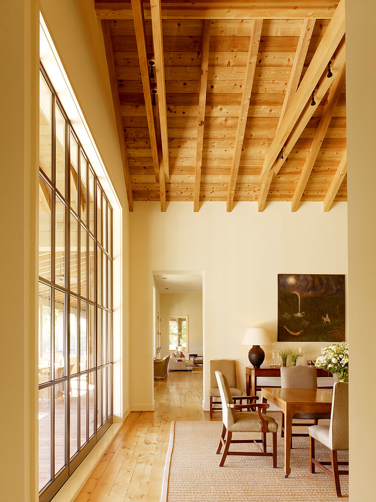 Immagine di una sala da pranzo chic con pareti bianche e pavimento in legno massello medio