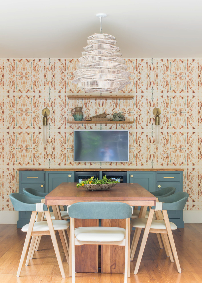 Источник вдохновения для домашнего уюта: столовая среднего размера в стиле фьюжн с светлым паркетным полом и разноцветными стенами без камина