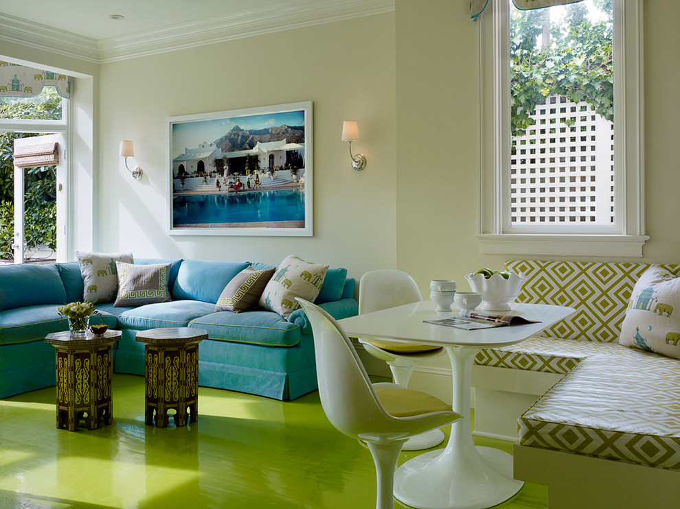 Cette photo montre une salle à manger tendance avec parquet peint et un sol vert.