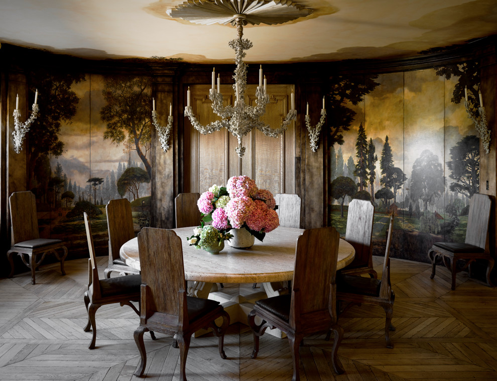 Источник вдохновения для домашнего уюта: огромная отдельная столовая в классическом стиле с разноцветными стенами, паркетным полом среднего тона и коричневым полом
