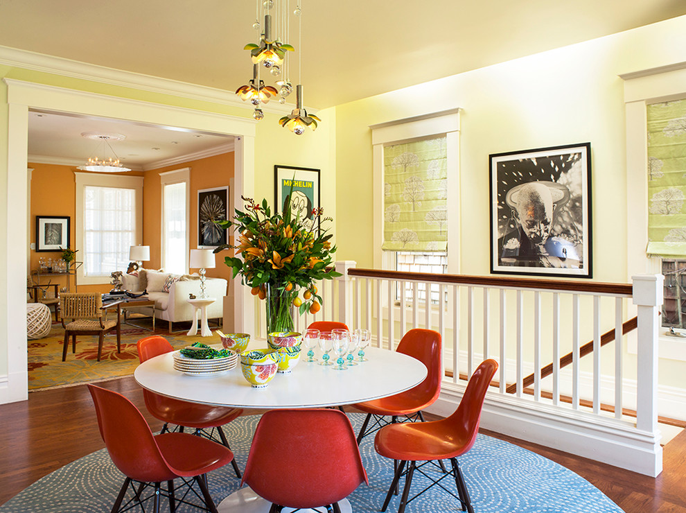 Immagine di una sala da pranzo aperta verso la cucina chic di medie dimensioni con pareti gialle e nessun camino