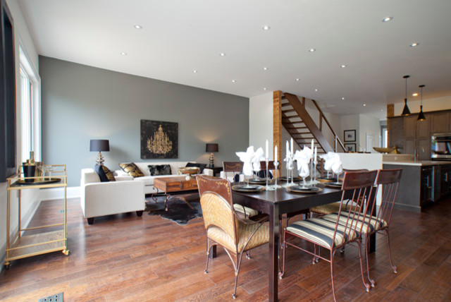 Große Klassische Wohnküche mit grauer Wandfarbe, braunem Holzboden, Hängekamin und braunem Boden in Toronto