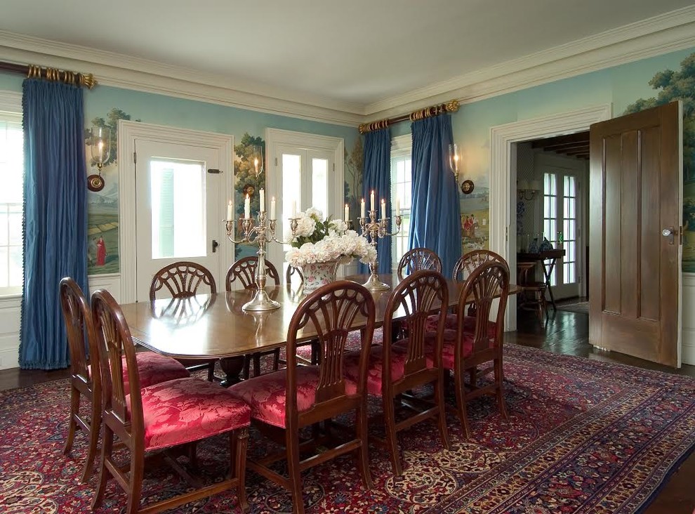 Источник вдохновения для домашнего уюта: большая отдельная столовая в викторианском стиле с разноцветными стенами и темным паркетным полом