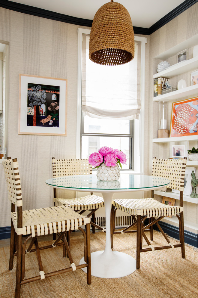 Immagine di una piccola sala da pranzo aperta verso la cucina design con pareti multicolore, parquet chiaro, nessun camino e pavimento beige