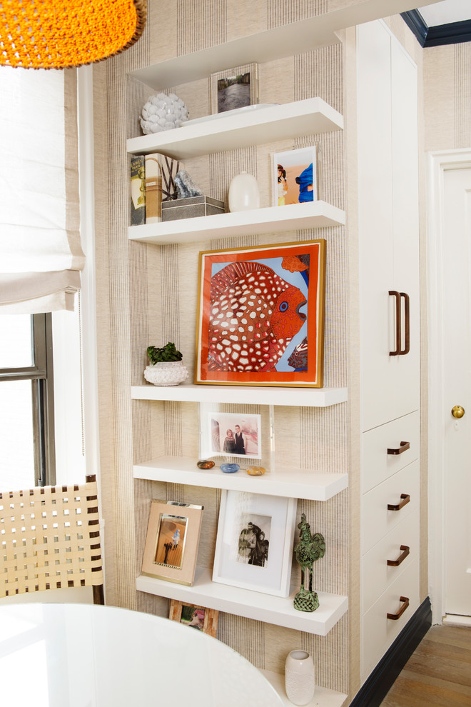 Kleine Moderne Wohnküche ohne Kamin mit bunten Wänden, hellem Holzboden und beigem Boden in New York