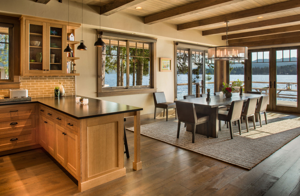 Mittelgroße Urige Wohnküche mit beiger Wandfarbe, braunem Holzboden, beigem Boden und freigelegten Dachbalken in Seattle