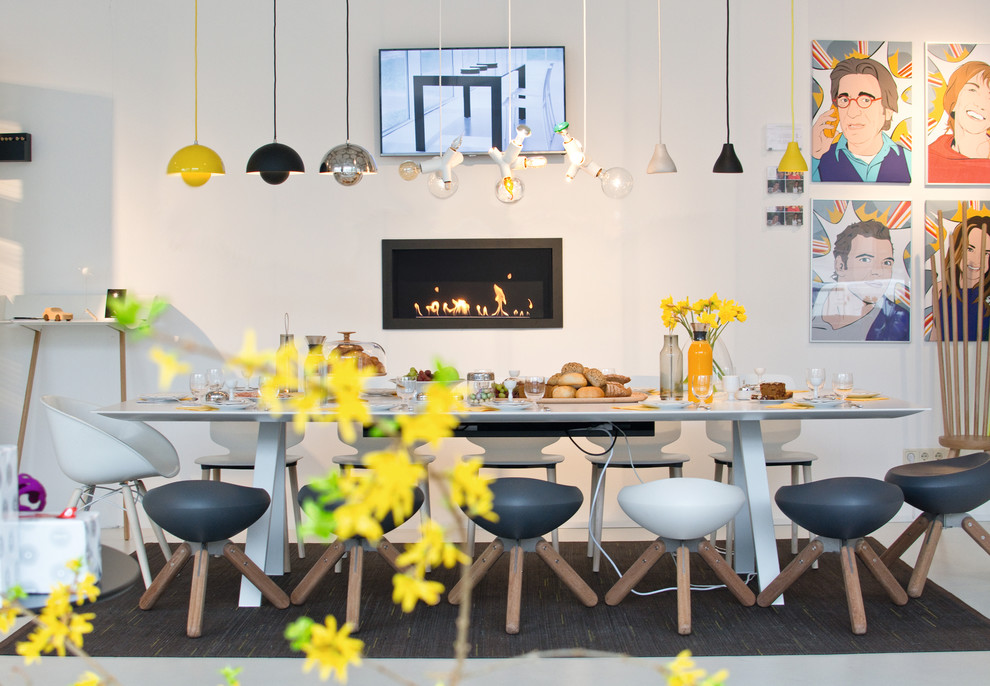 Ispirazione per una sala da pranzo aperta verso la cucina scandinava con pareti bianche, camino classico e cornice del camino in metallo