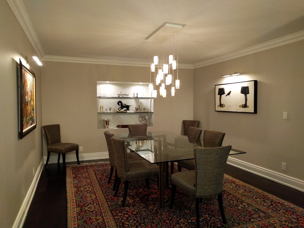 Geschlossenes, Mittelgroßes Modernes Esszimmer mit beiger Wandfarbe, braunem Holzboden und braunem Boden in Toronto