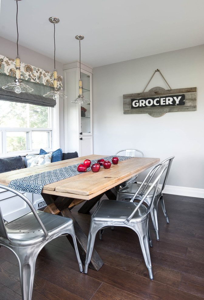 Inspiration pour une salle à manger ouverte sur la cuisine design de taille moyenne avec un mur gris et un sol en bois brun.