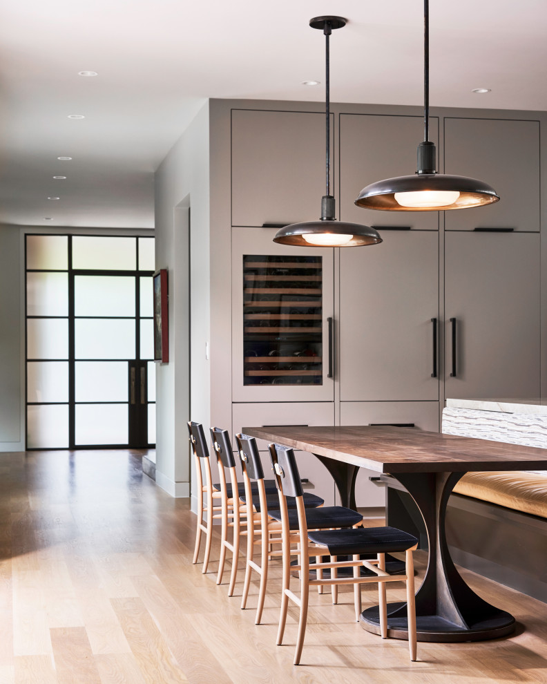 Стильный дизайн: столовая в современном стиле с с кухонным уголком, серыми стенами, светлым паркетным полом и бежевым полом - последний тренд