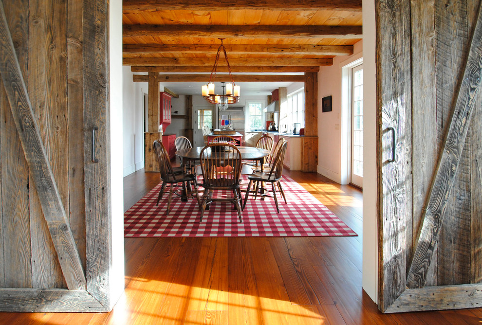 Ispirazione per una grande sala da pranzo aperta verso la cucina country con pareti bianche, pavimento in legno massello medio e nessun camino