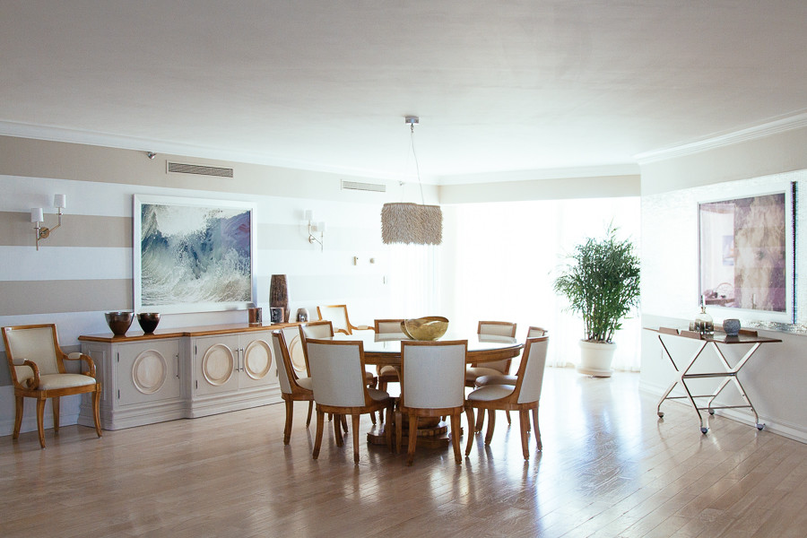 Inspiration pour une grande salle à manger ouverte sur le salon design avec un mur beige.