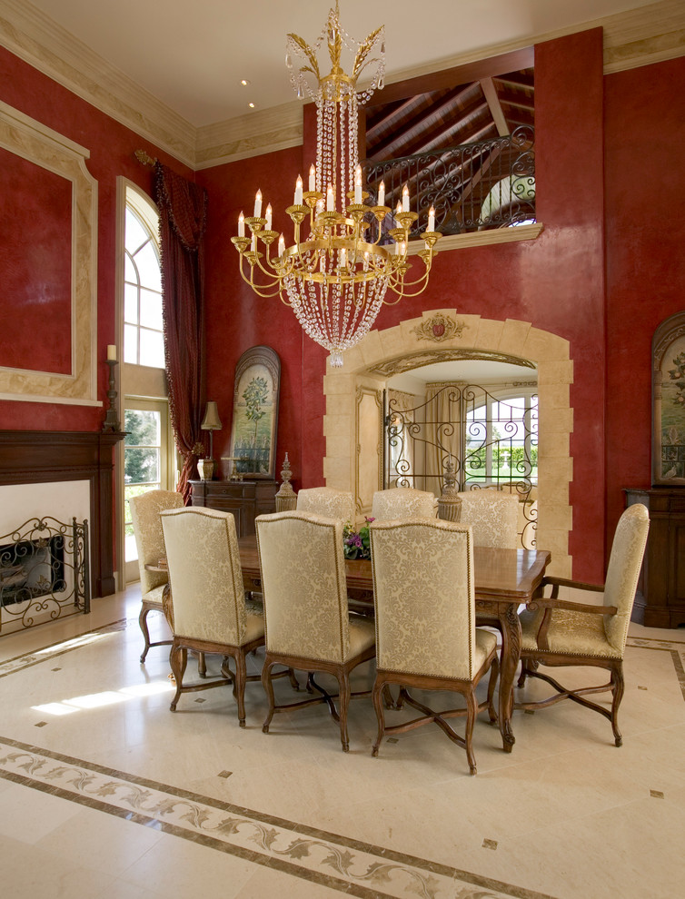 Источник вдохновения для домашнего уюта: огромная кухня-столовая в классическом стиле с красными стенами, мраморным полом и стандартным камином