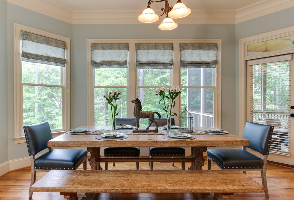 Пример оригинального дизайна: кухня-столовая среднего размера в стиле неоклассика (современная классика) с синими стенами и светлым паркетным полом без камина