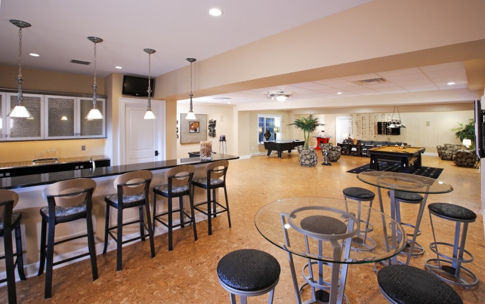 Immagine di una grande sala da pranzo aperta verso la cucina design con pareti beige