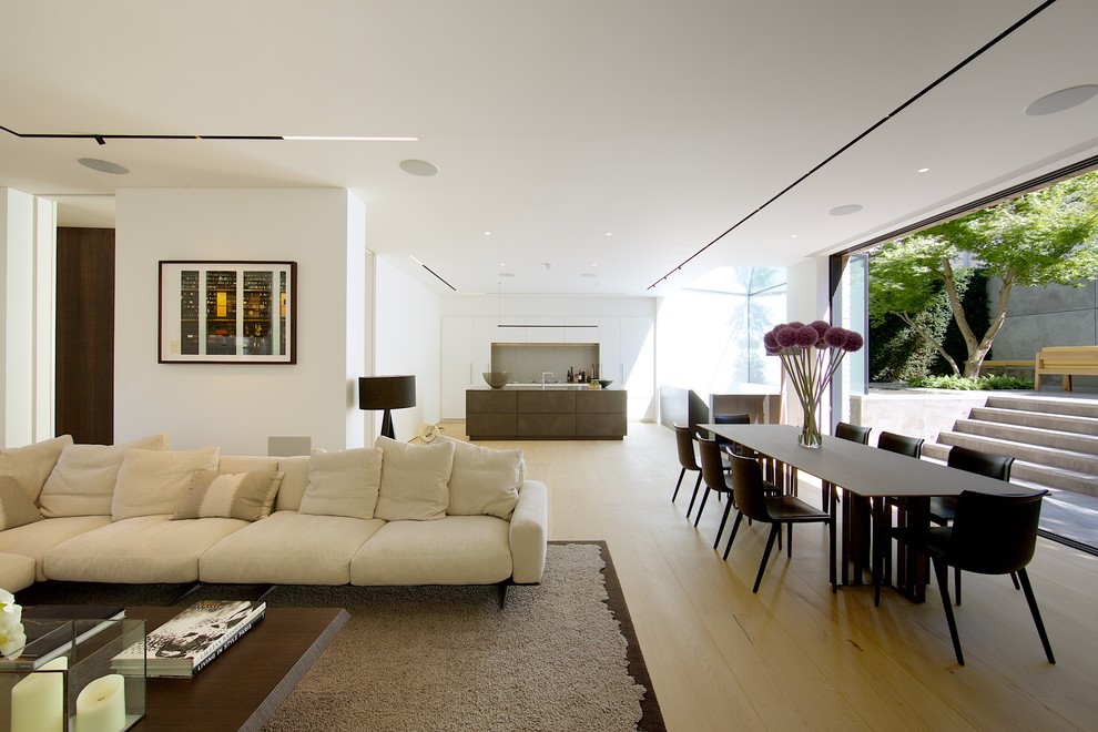 Ispirazione per una grande sala da pranzo aperta verso il soggiorno contemporanea con pareti bianche, parquet chiaro e pavimento beige