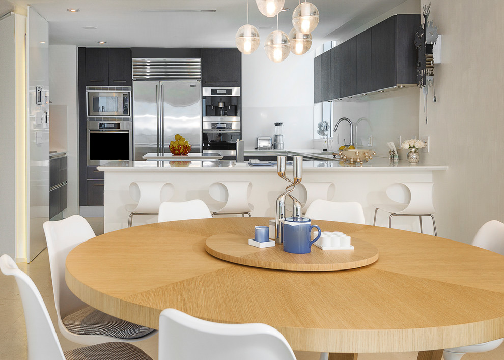 Стильный дизайн: кухня-столовая в современном стиле с белыми стенами без камина - последний тренд