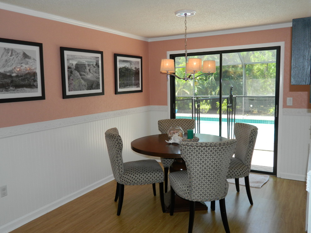 Пример оригинального дизайна: маленькая отдельная столовая в морском стиле с розовыми стенами и полом из линолеума для на участке и в саду