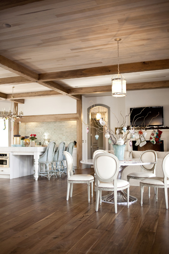Idées déco pour une salle à manger ouverte sur la cuisine classique avec un mur blanc et parquet foncé.