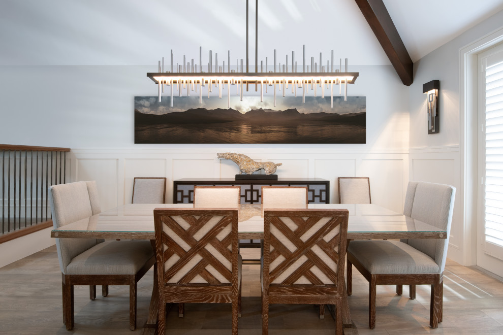 Idée de décoration pour une salle à manger ouverte sur le salon marine de taille moyenne avec un mur blanc, parquet clair, un plafond voûté et boiseries.