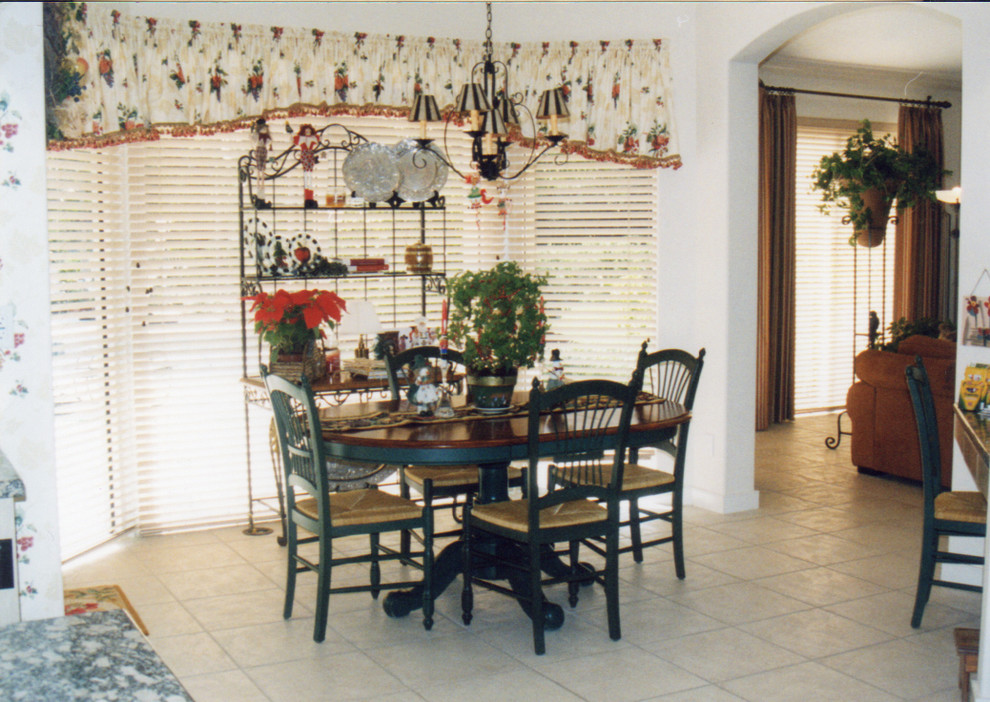 Идея дизайна: кухня-столовая среднего размера в классическом стиле с белыми стенами и полом из линолеума без камина