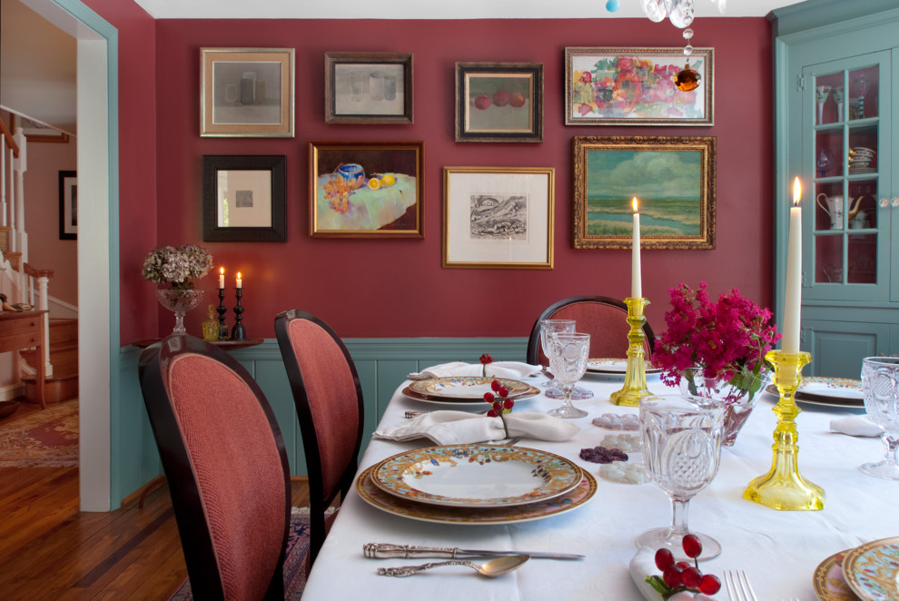 Idéer för mellanstora vintage separata matplatser, med rosa väggar och mellanmörkt trägolv