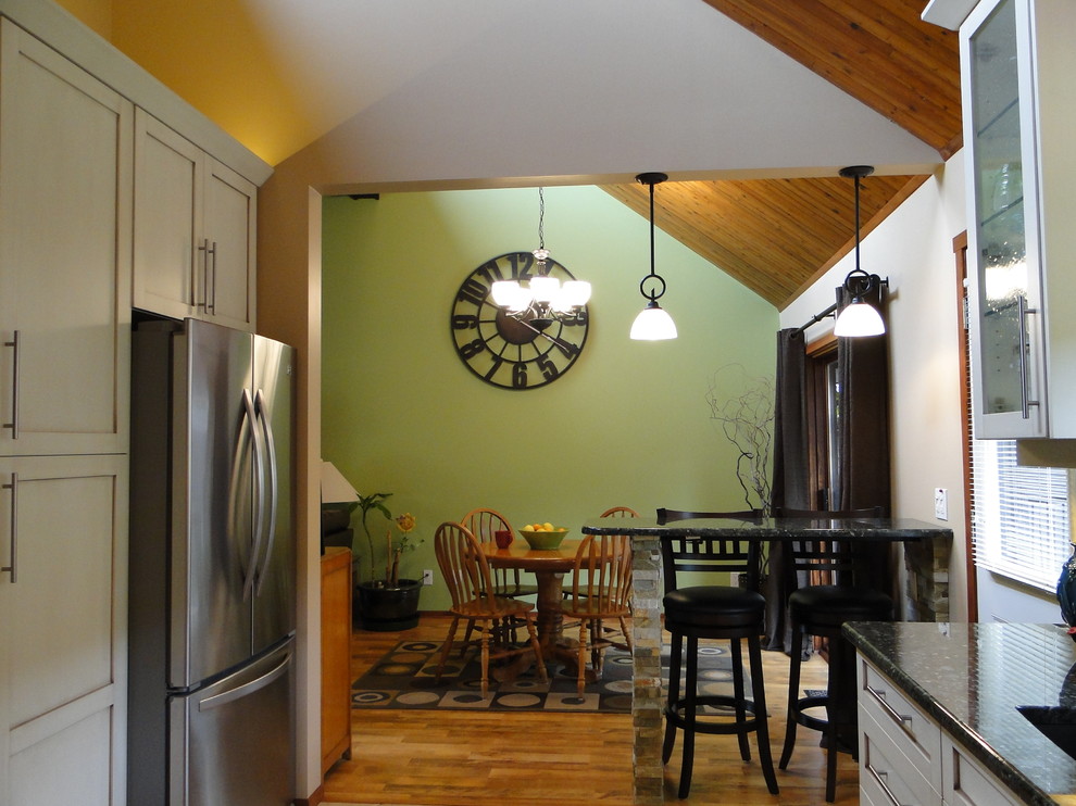 Idéer för att renovera ett mellanstort vintage kök med matplats, med flerfärgade väggar